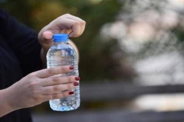 تراند اليوم : تسبب أمراض القلب والسرطان .. دراسة أمريكية حديثة تكشف مفاجأة عن خطورة المياه المعبأة في زجاجات بلاستيكية