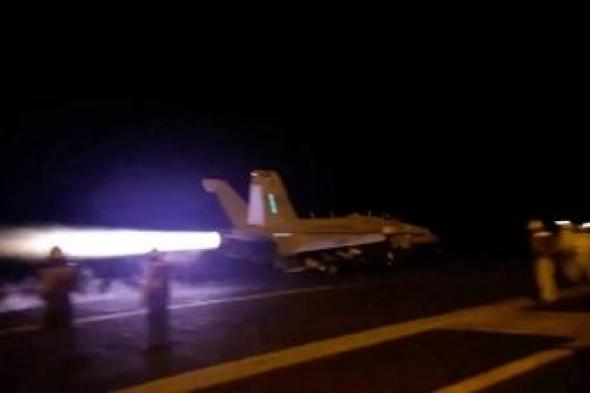 تراند اليوم : شاهد.. الطيران الأمريكي يشن غارات جديدة على قاعدة حوثية قرب مطار صنعاء