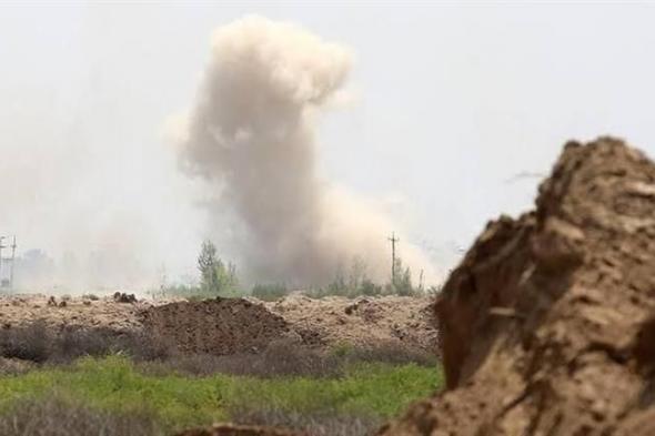 بعد إطلاق صاروخ منها.. قصف يستهدف قاعدة بحرية للحوثيين بالحديدة