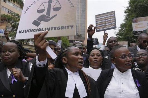 محامون كينيون يحتجون على تهديدات روتو للقضاة