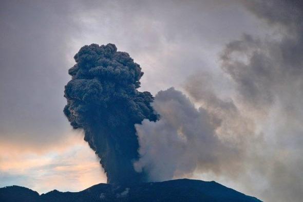 بركان ميرابي في إندونيسيا يثور من جديد