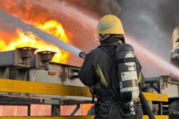 الدفاع المدني يواصل إخماد حريق بحاويات في ميناء الدمام