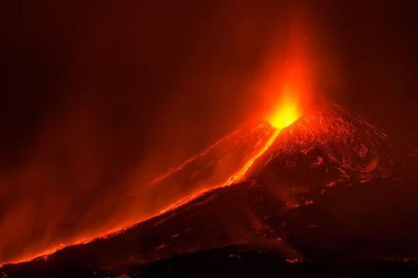 اليابان ترفع مستوى التحذير بعد نشاط بركاني في جزيرة سوانوز