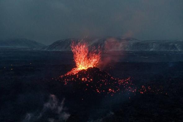 الحمم البركانية تشعل النار بمنزلين في بلدة ساحلية في أيسلندا