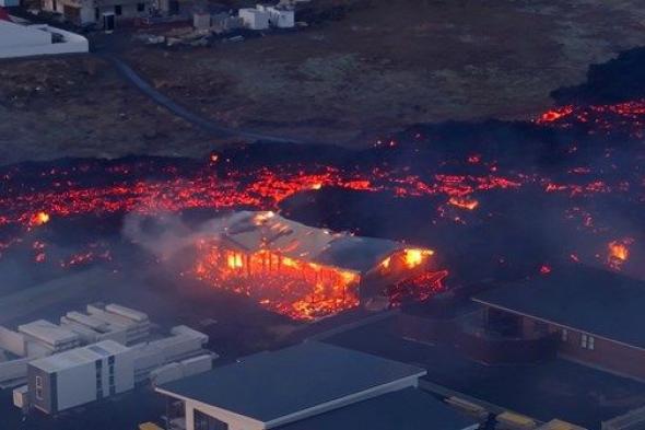 صور.. الحمم تواصل التدفق من بركان في إيسلندا