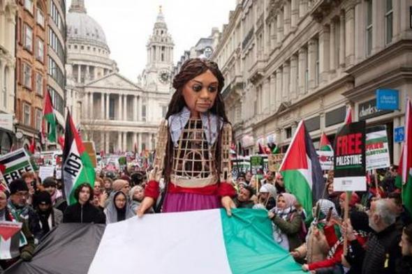 دمية شهيرة تنادي بوقف الحرب على غزة من قلب لندن.. ما قصتها؟