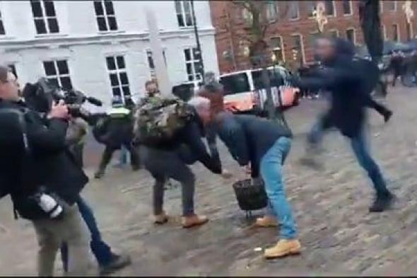 في مواجهة الشرطة والهراوات.. شاهد.. مسلمون يمنعون رجلًا هولنديًّا من حرق المصحف