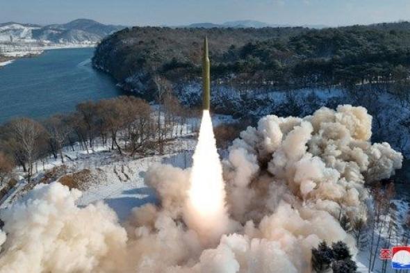 كوريا الشمالية تختبر صاروخاً فرط صوتي يعمل بالوقود الصلب