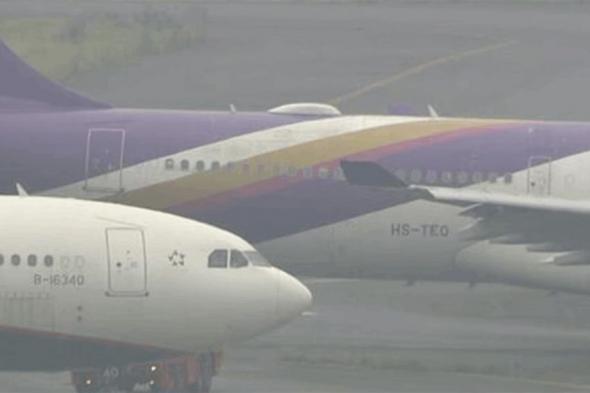 اصطدام طائرتين في مطار باليابان (فيديو)