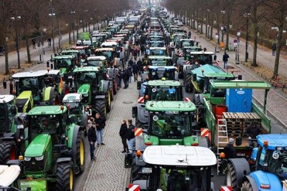 مزارعون يواصلون التظاهر في برلين على خفض دعم الديزل