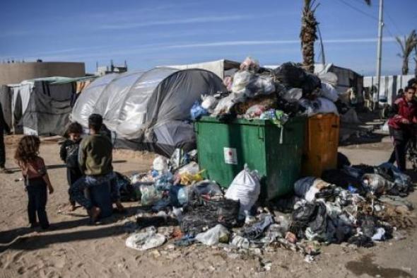 مخيمات في غزة بلا "مراحيض"... والنفايات تهدد بانتشار الأمراض