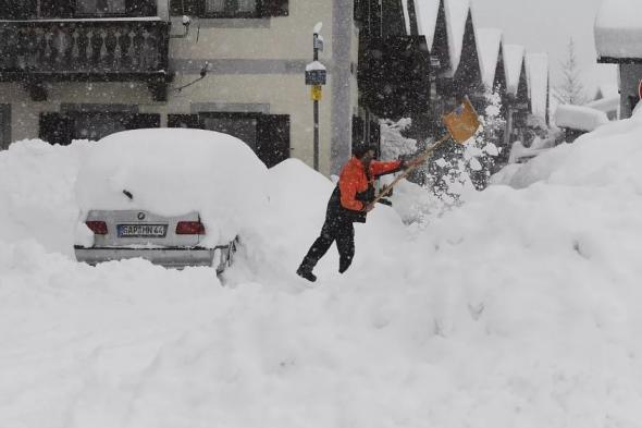 تساقط الثلوج يعطل حركة الحياة في بلدان أوروبا