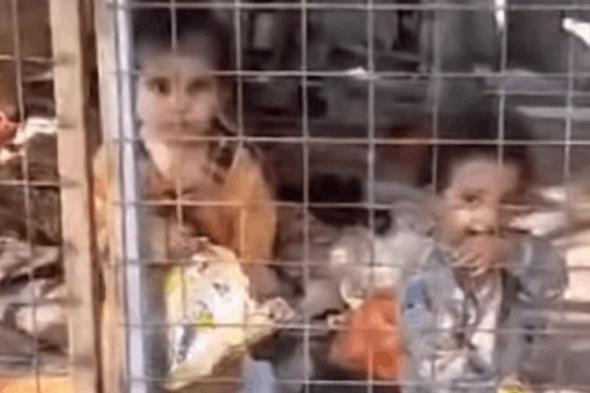 تركتهم والدتهم منذ يومين.. العثور على طفلين محبوسين داخل قفص ببغداد (فيديو)