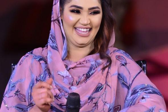 شاهد بالفيديو.. الفنانة عشة الجبل تفاجئ الجميع وتغني للمطرب المصري تامر عاشور: (روح يلا العب غيرها ومتجيش) وساخرون: (انتي نجحتي في السوداني عشان تغني مصري؟)