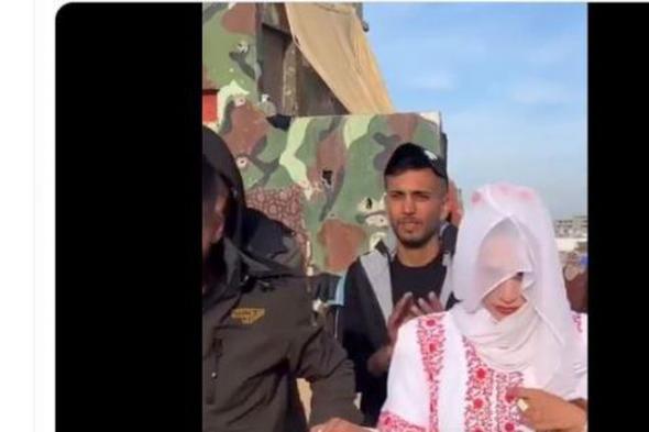زواج بين القصف والزغاريد.. شاب فلسطيني يحتفل بزفافه في خيمة إيواء بغزة