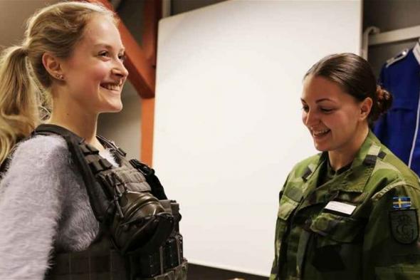 السويد تجهّز شعبها لـ"حرب محتملة".. وفتاة عراقية سيكون عليها "الالتحاق بالجيش"