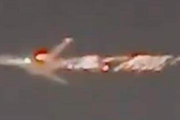 فيديو التقطتْه فتاةٌ صدفةً.. شاهد ما حدث لطائرة أمريكية بعد إقلاعها بدقائق