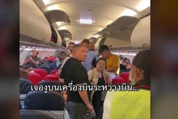 رعب على متن طائرة تايلاندية.. شاهد ما خرج من صندوق الحقائب