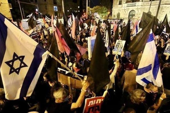 كل يوم يمر يعودون في أكفان.. أهالي الأسرى الإسرائيليين يتظاهرون أمام منزل نتنياهو