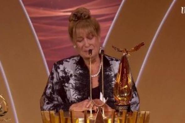 تراند اليوم : شاهد.. تأثر و بكاء الفنانة "منى واصف" أثناء تكريمها بحفل "Joy Awards".. وتعلق :ليت أمي كانت معي