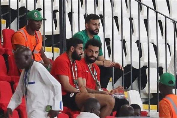 محمد صلاح يساند منتخب مصر أمام الرأس الأخضر من المدرجات