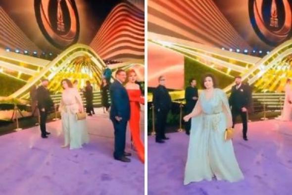 تراند اليوم : شاهد..إلهام شاهين تثير الجدل بسبب مشيتها الغريبة أثناء حضورها حفل joy awards في الرياض