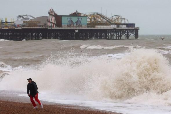 شاهد| العاصفة "جوسلين" تصل بريطانيا.. ومخاوف من فوضى وفيضانات