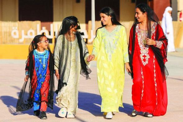 الامارات | فتيات يتألقن بعراقة أثواب المرأة الإماراتية