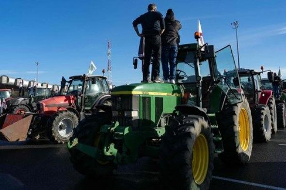 مزارعون غاضبون يحتجون في فرنسا وألمانيا