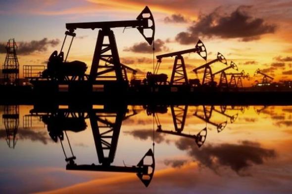 أسعار النفط تتراجع في التعاملات المبكرة وتتجه لتسجيل مكاسب أسبوعية