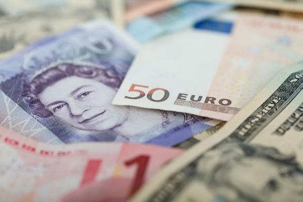 تراجع الجنيه الإسترليني مقابل الدولار الأمريكي واليورو