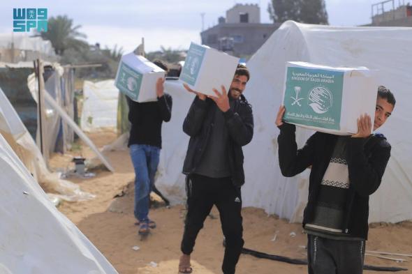 مركز الملك سلمان للإغاثة يواصل توزيع السلال الغذائية على النازحين في خان يونس جنوب قطاع غزة