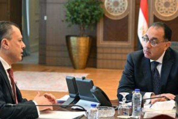 رئيس الوزراء يتابع مع وزير السياحة آليات زيادة أعداد السائحين الوافدين لمصر