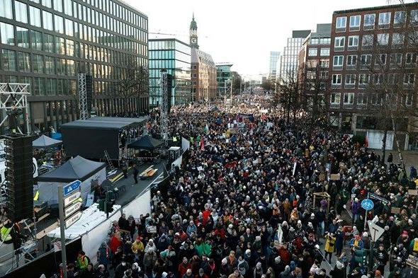 آلاف الألمان يواصلون الاحتجاجات ضد اليمين المتطرف