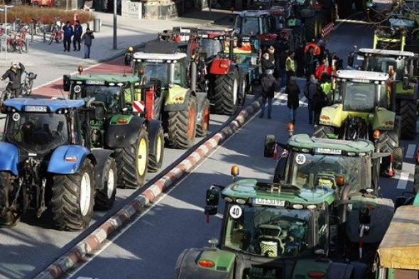 مزارعو ألمانيا يحاصرون موانئ ضمن احتجاجات متواصلة