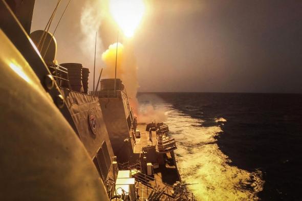 استهداف سفينة حربية أمريكية في خليج عدن