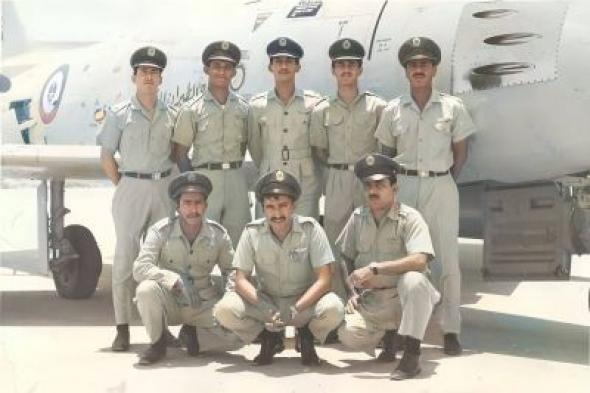 تراند اليوم : الخليج 365 تكشف أسماء باقي أفراد سلاح الطيران الملكي السعودي الذين ظهروا مع الأمير مقرن في صورة نادرة
