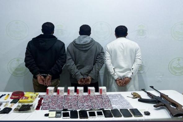 الرياض.. ضبط 3 أشخاص لترويجهم 1.6 كيلو من الحشيش والأقراص المخدرة