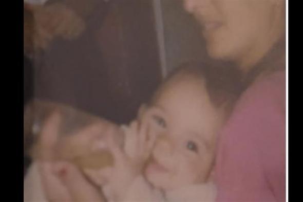 شيري عادل تنشر صورة رفقة والدتها في مرحلة الطفولة