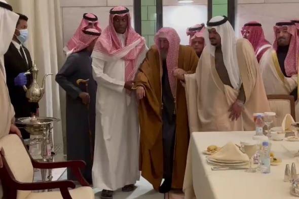 تواضُع وسموّ أخلاق.. نائب أمير الرياض يعاضد "مفتي المملكة" ويوصله إلى مجلسه "فيديو"