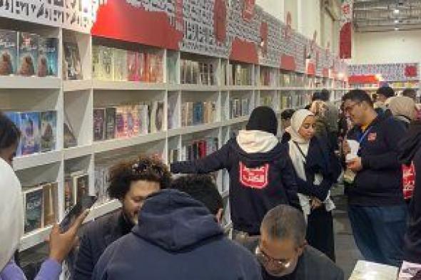 مدحت العدل يوقع كتابه "تشارلى" فى معرض الكتاب