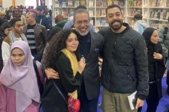 مدحت العدل يحتفل بتوقيع كتابه "تشارلى" مع أولاده فى معرض الكتاب