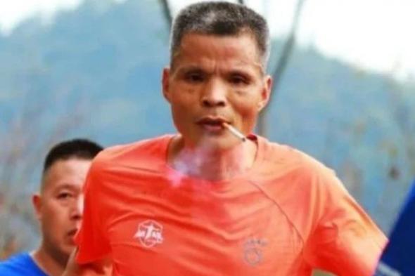الامارات | السلطات الصينية تستبعد العم تشين من السباقات: ممنوع التدخين أثناء الماراثون