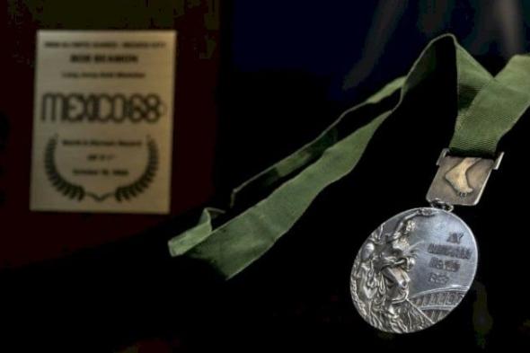 ميدالية بوب بيمون الذهبية في الوثب الطويل بيعَت بـ441 ألف دولار
