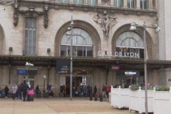 هجوم بسكين في محطة قطارات باريس والشرطة تعتقل المشتبه به