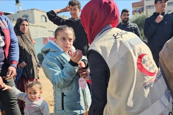 الامارات | الهلال الأحمر الإماراتي يواصل توزيع الملابس الشتوية والوجبات الغذائية على أهالي قطاع غزة
