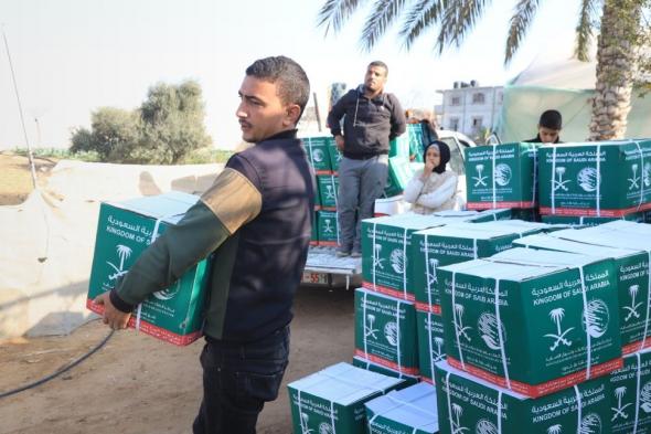 مركز الملك سلمان للإغاثة يواصل توزيع السلال الغذائية في غزة
