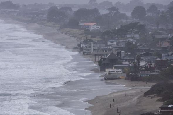 كاليفورنيا تتأهب لعاصفة قوية قد تسبب فيضانات وانهيارات طينية