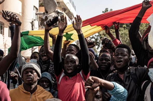 شرطة السنغال تقمع متظاهرين يحتجون على تأجيل انتخابات الرئاسة