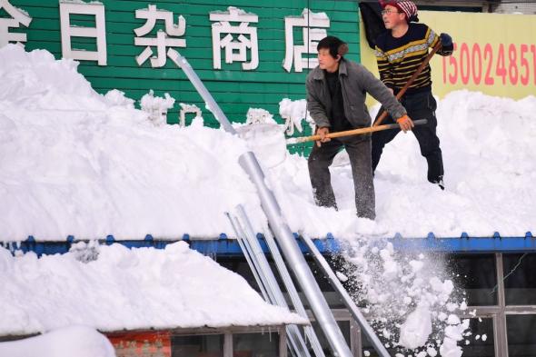 الثلوج تعيق عودة ملايين الصينيين لديارهم للاحتفال بعيد الربيع